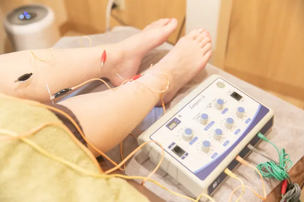 cuna鍼灸整骨院による鍼灸の様子