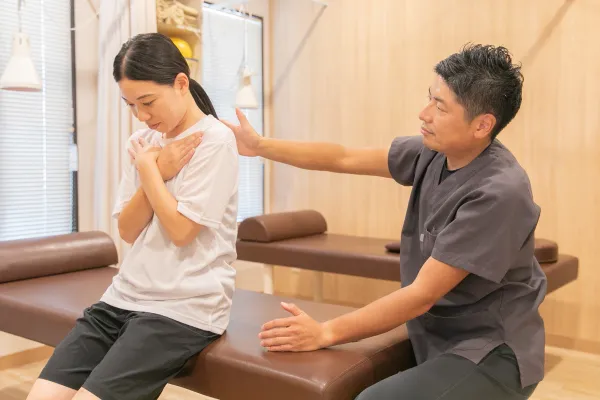 cuna鍼灸整骨院で検査をしている様子