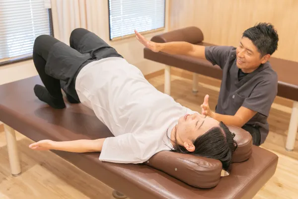 自主トレーニングをレクチャーしている様子