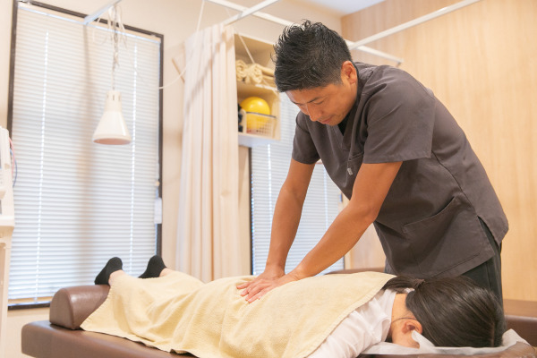 cuna鍼灸整骨院での施術の様子