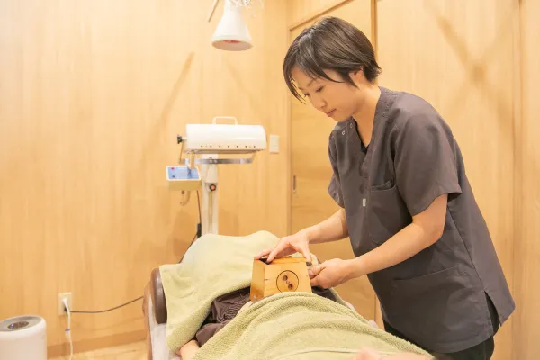 cuna鍼灸整骨院でのお灸の様子