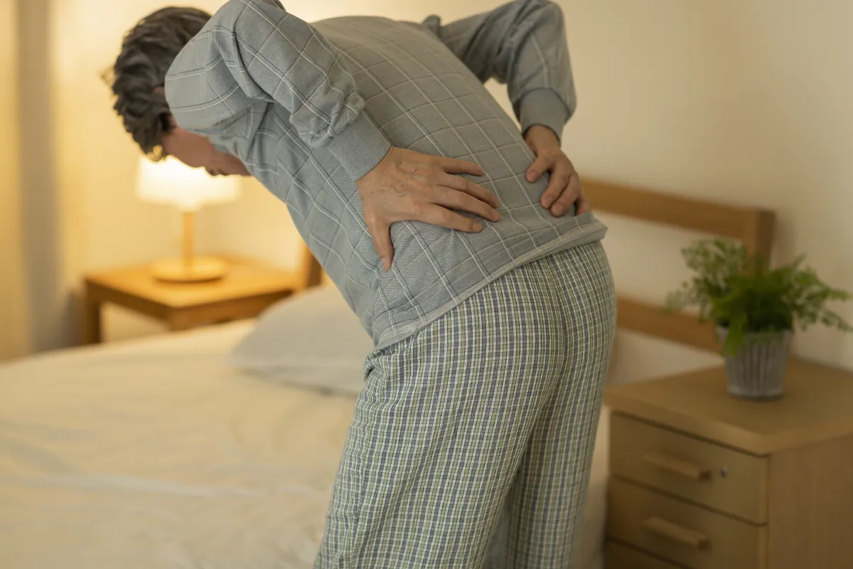 急な背中の痛みにおそわれる女性