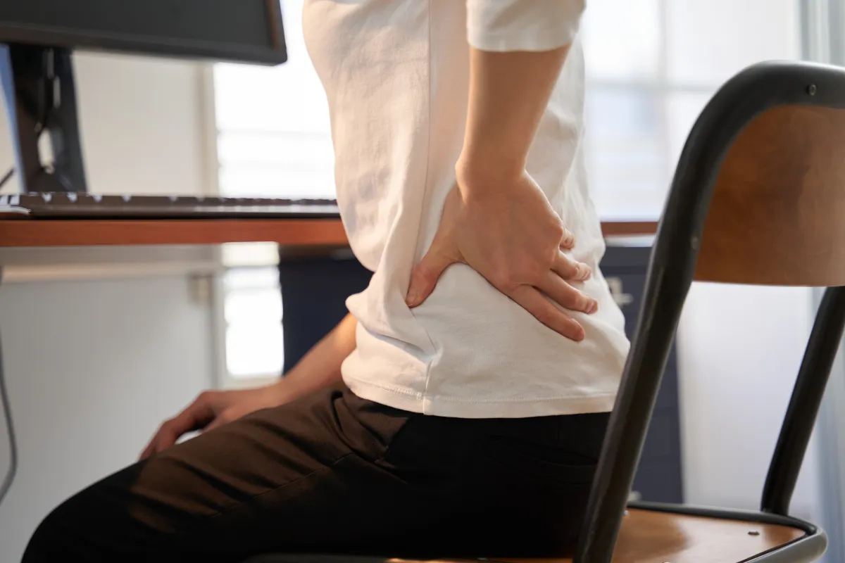 慢性的な背中の痛みに悩む女性