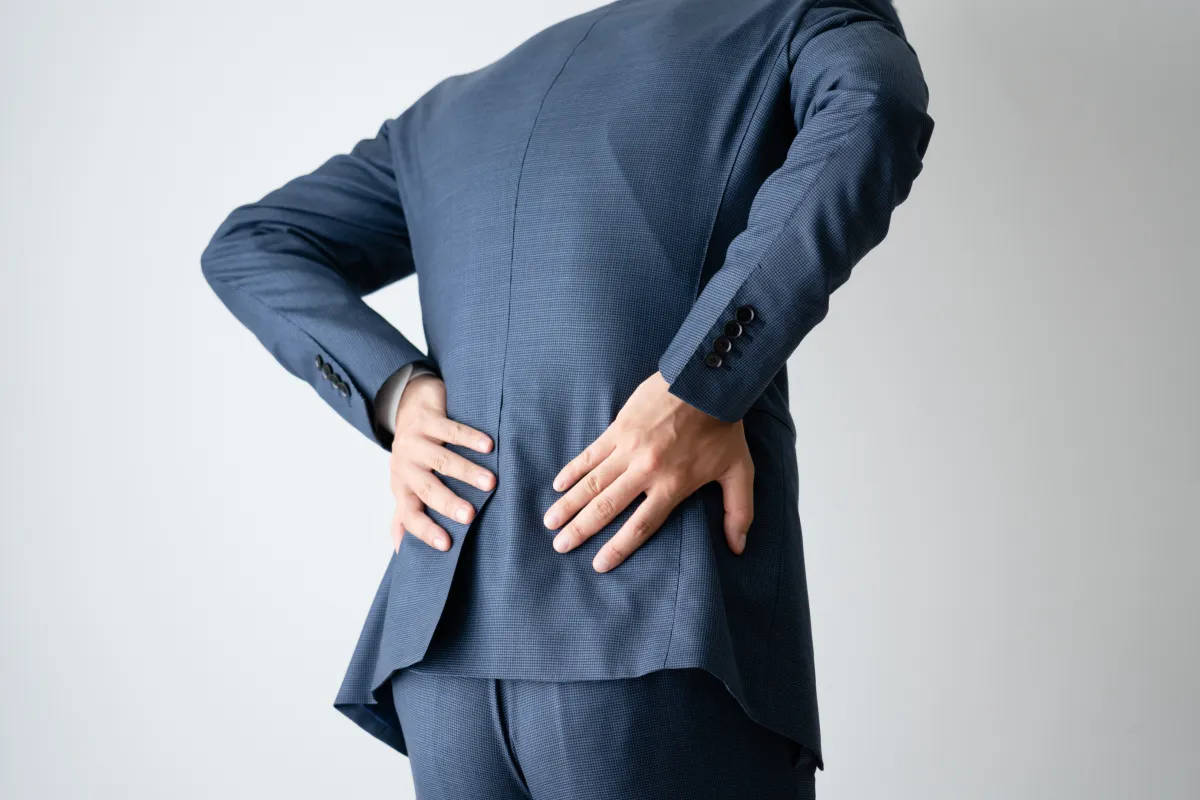 慢性的な腰の痛みに悩んでいる男性