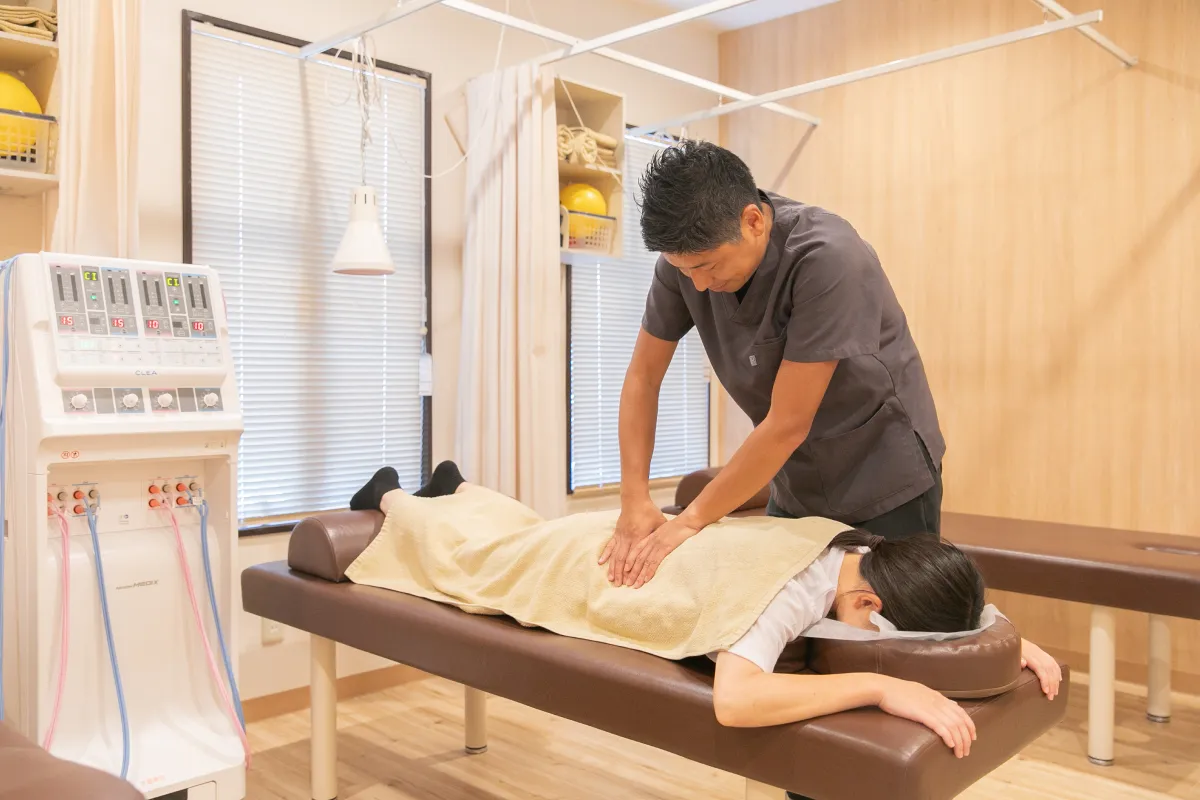 cuna鍼灸整骨院での背中・腰の痛みに対する施術風景