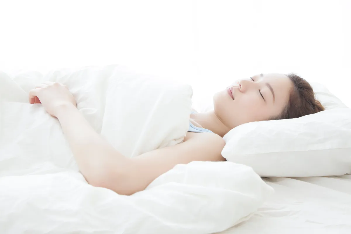 安静にして炎症をよくしようとしている女性