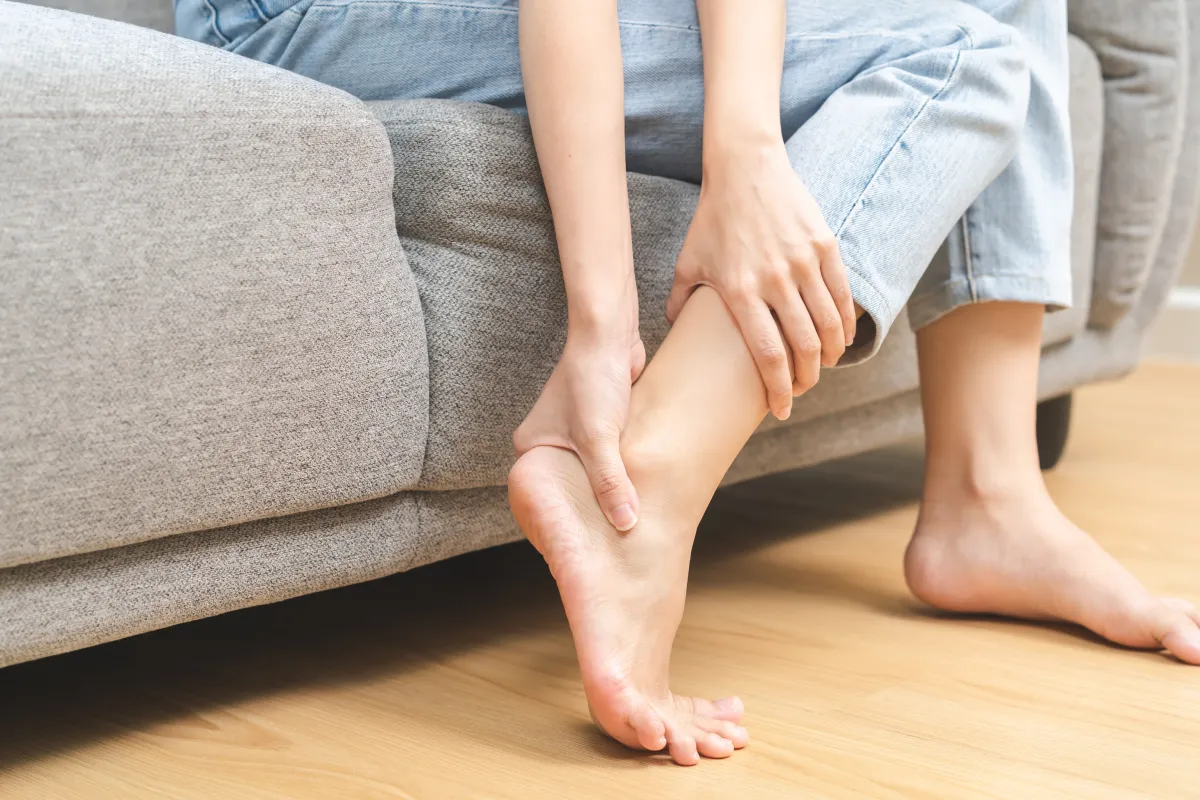 捻挫で足首を痛めてしまった女性