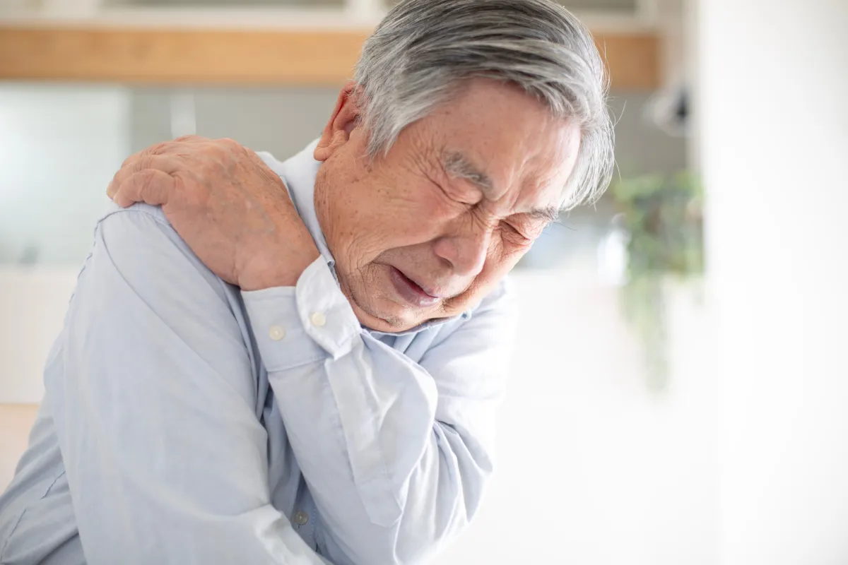 四十肩・五十肩で痛む男性