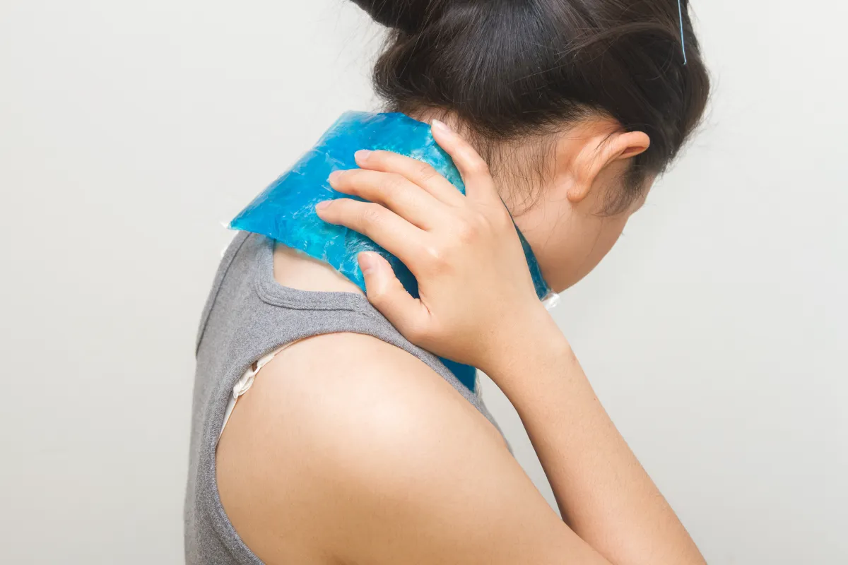 首をアイシングしている女性