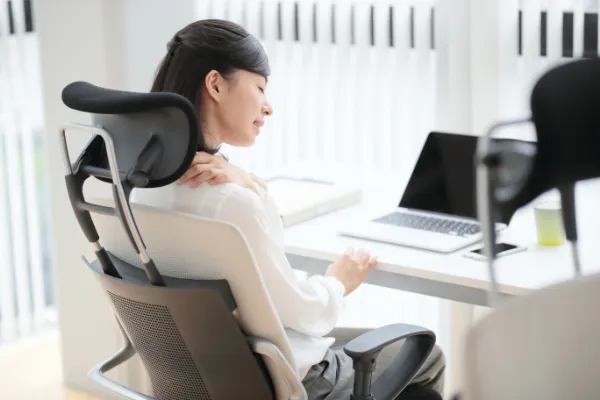 肩こりに悩む女性