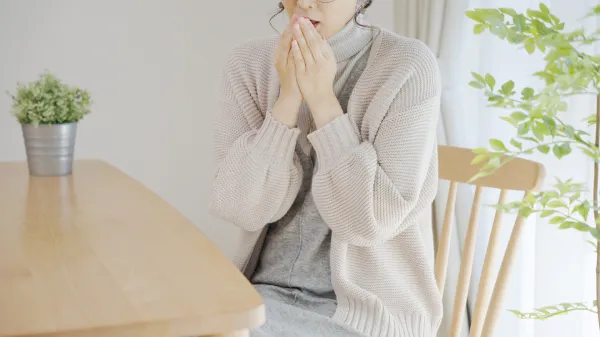 手先が冷える女性
