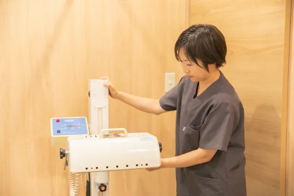 cuna鍼灸整骨院での女性鍼灸師による施術の様子