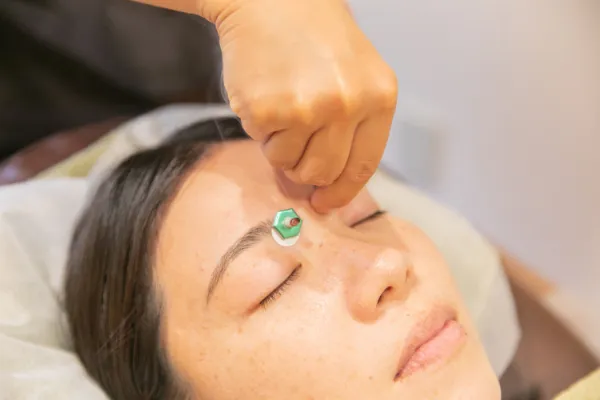 cuna鍼灸整骨院での脈診をしている様子