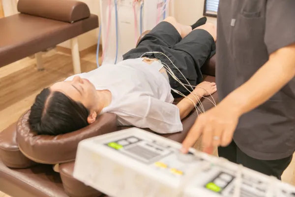 cuna鍼灸整骨院でのEMS施術の様子