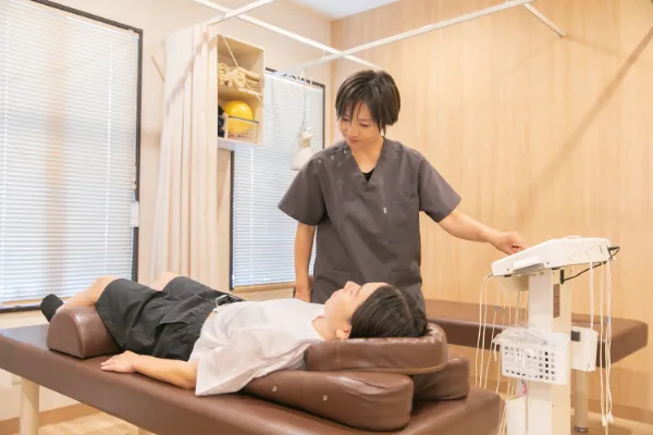 cuna鍼灸整骨院でのEMS施術の様子