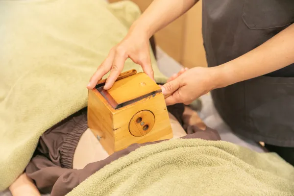 cuna鍼灸整骨院でのお灸の様子