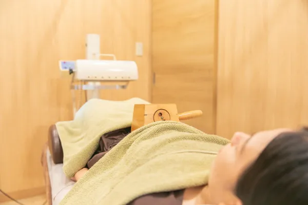 cuna鍼灸整骨院でのお灸施術の様子