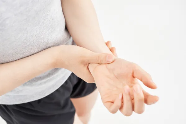 手首を痛めている女性